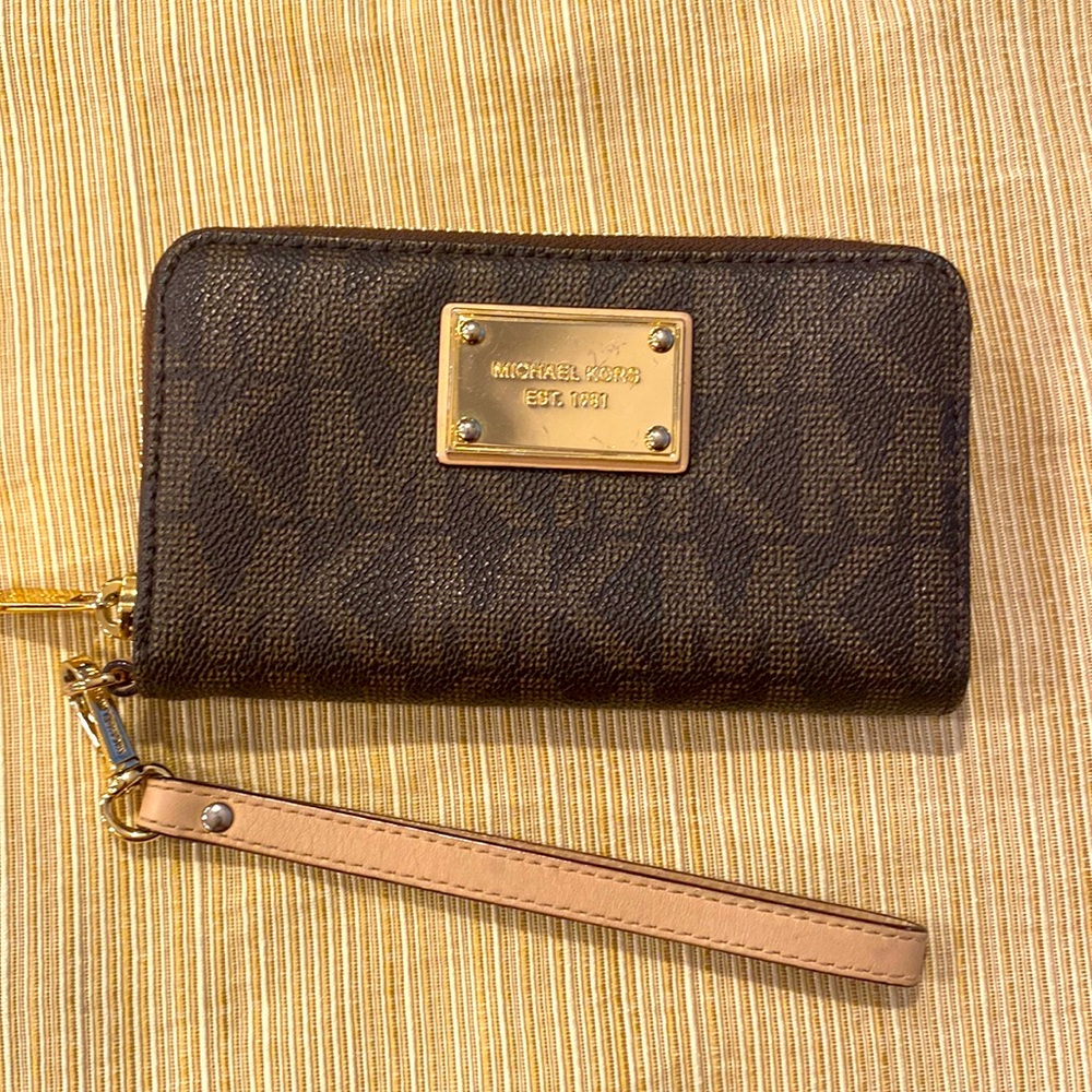 Michael Kors zip wristlet